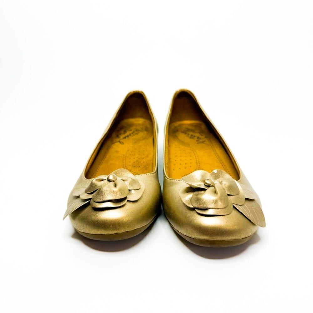 Natural Soul Women’s Gold Flats with Flower Embellishment, Size 6.5 - Picture 3 of 8